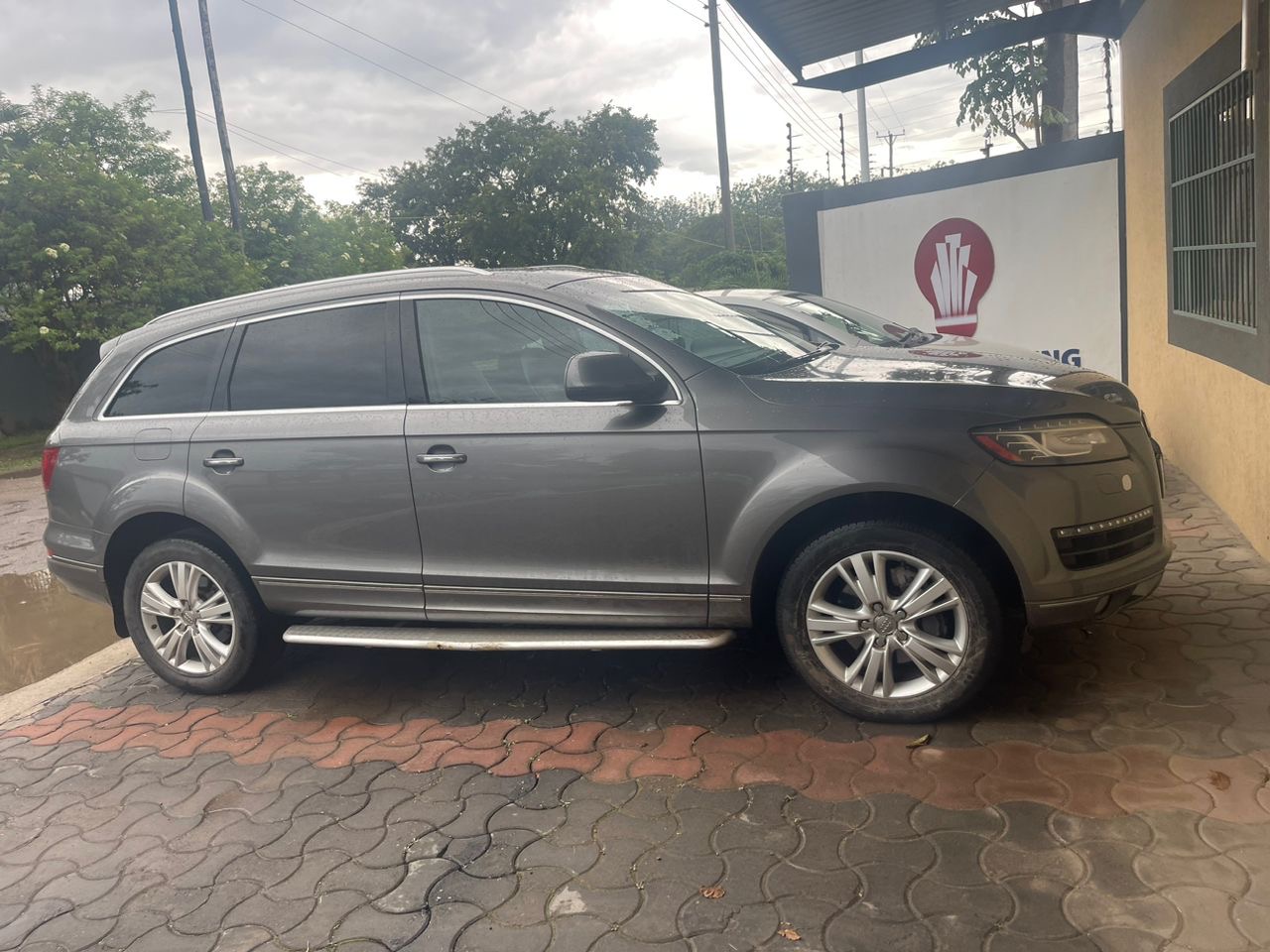 Chauffeur-Driven Cars in Rwanda: Luxury and Comfort for Business and Leisure